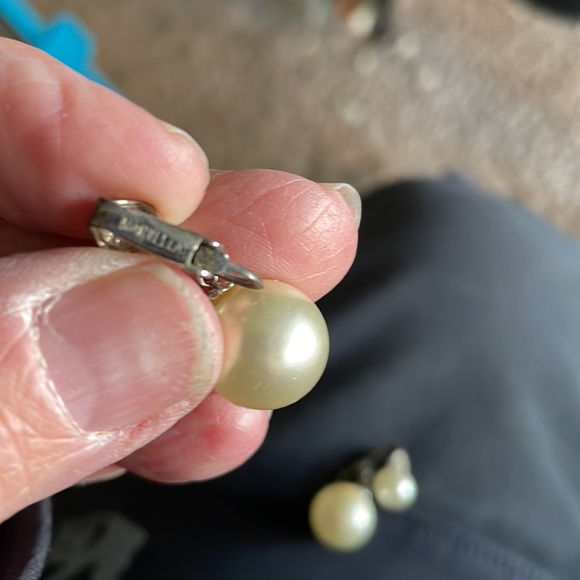 Vintage Marvella clip-on pearl earrings. - Picture 2 of 4